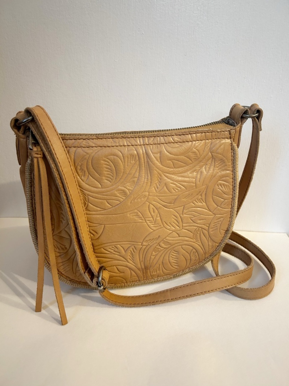 The Sak Sayulita Tan Leather Saddle Bag, Scotch Color, Leaf Embossed Design EUC